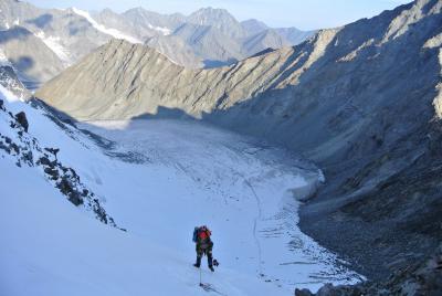 Вид с перевала Делоне назад на ледник. Самый крутой участок на классическом маршруте восхождения на Белуху.