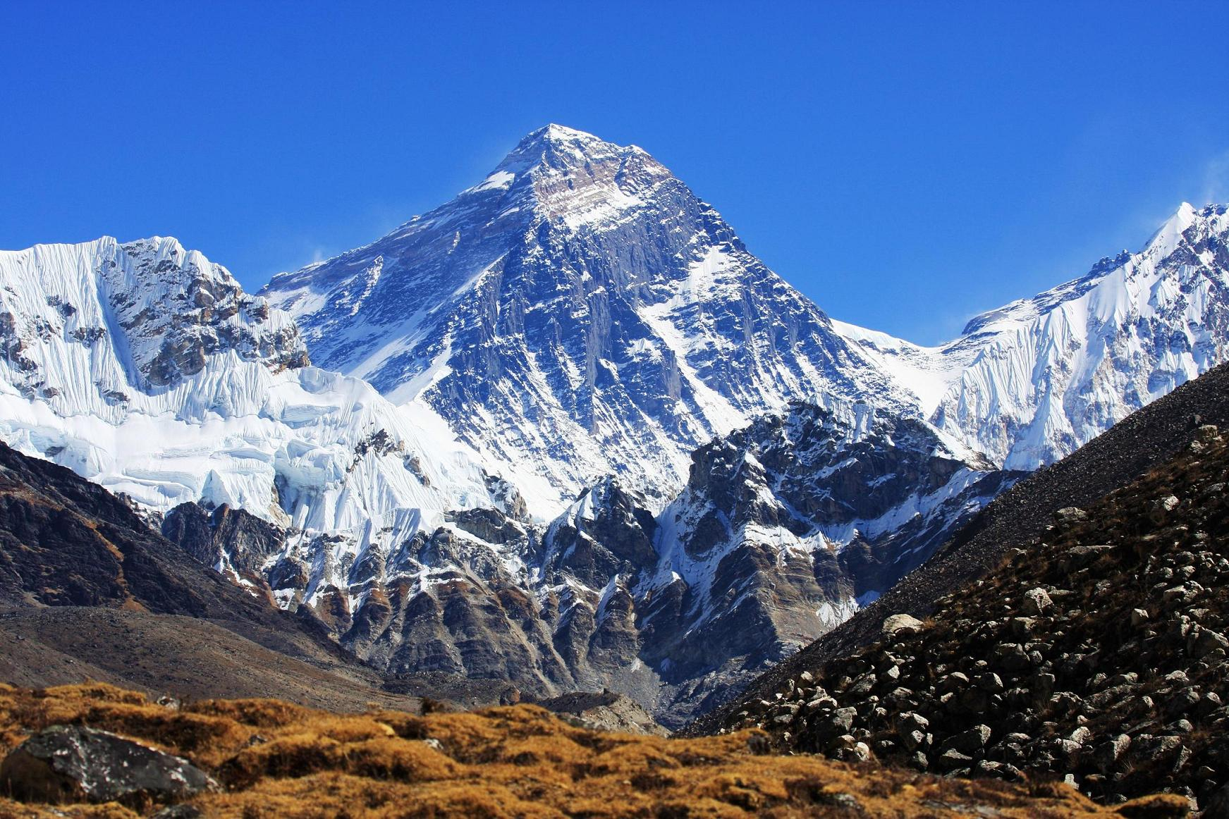 Высота эвереста высочайшая. Гималаи Эверест Джомолунгма. Гора Эверест (Джомолунгма). Гималаи. Непал Гималаи Эверест. Непал Горная вершина Джомолунгма (Эверест).